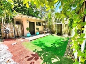 240 Hibiscus Dr in Miami Springs, FL - Building Photo