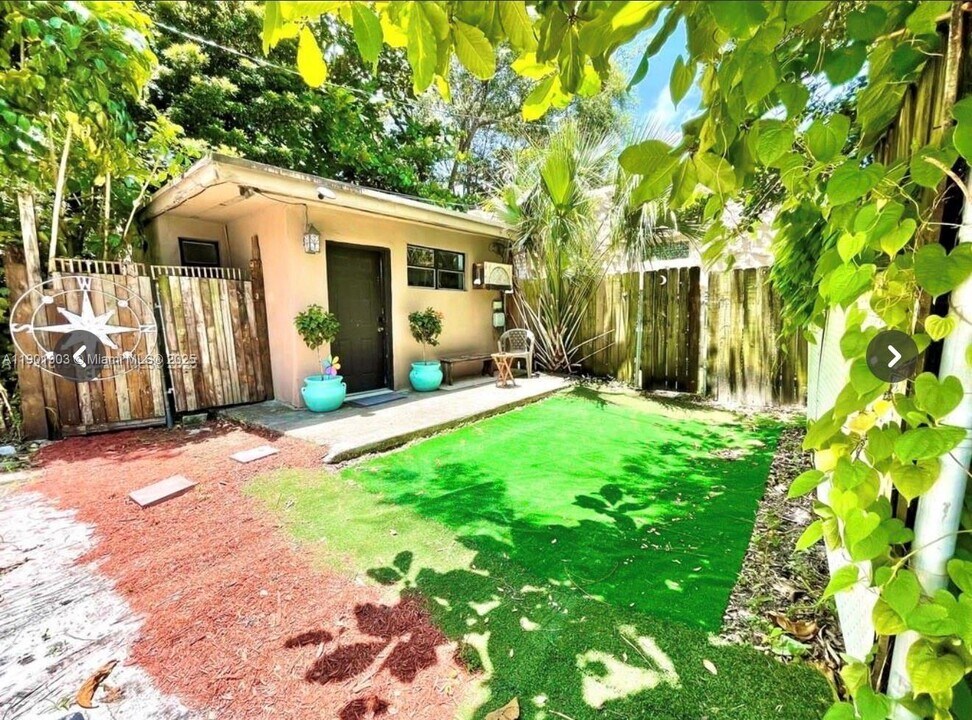 240 Hibiscus Dr in Miami Springs, FL - Building Photo