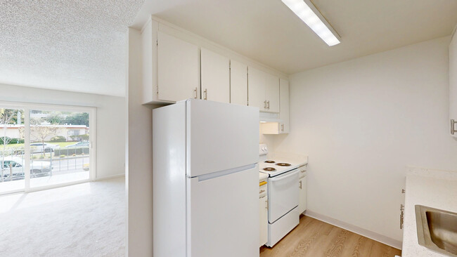 410 Alameda del Prado in Novato, CA - Building Photo - Building Photo