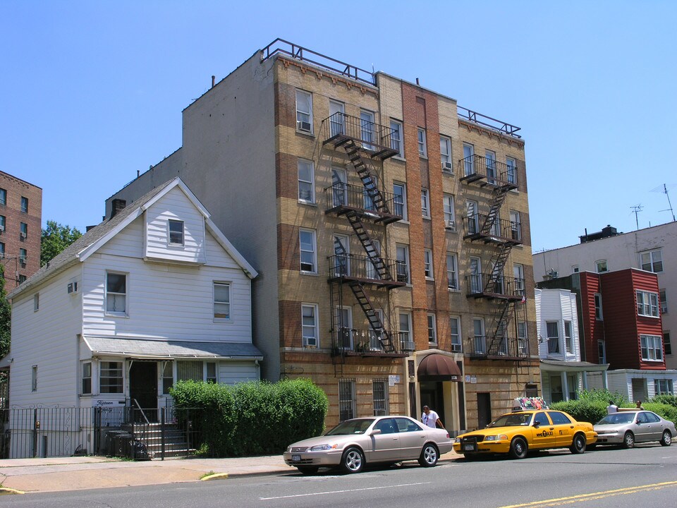 1536 White Plains Rd in Bronx, NY - Foto de edificio