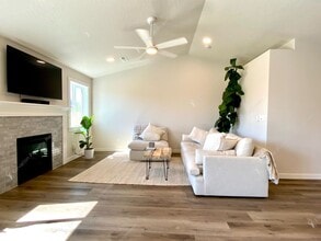 1074 NW Upas Pl in Redmond, OR - Building Photo - Building Photo