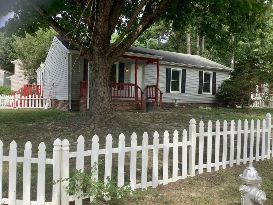 15920 Tri Gate Rd in Chester, VA - Building Photo