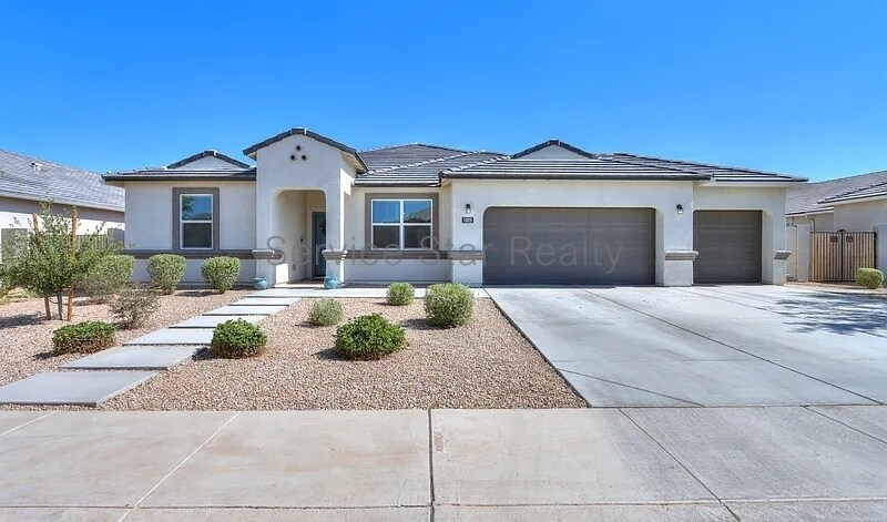 1025 W Castle Ct in Casa Grande, AZ - Foto de edificio