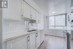633 Bay St. in Toronto, ON - Building Photo