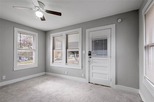 200 W Caroline St-Unit -B in Trinity, TX - Building Photo - Building Photo