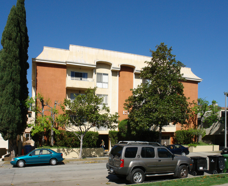 825 S Sherbourne Dr in Los Angeles, CA - Building Photo