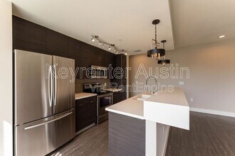 604 N Bluff Dr in Austin, TX - Building Photo - Building Photo