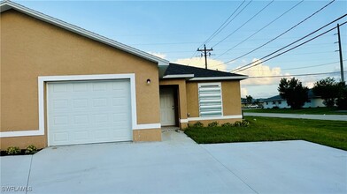 1825 SW Santa Barbara Pl in Cape Coral, FL - Foto de edificio - Building Photo