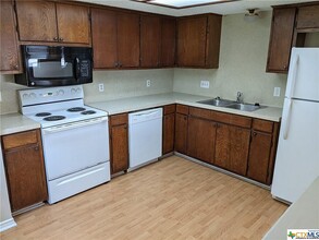 300 Craddock Ave, Unit 300 in San Marcos, TX - Building Photo - Building Photo
