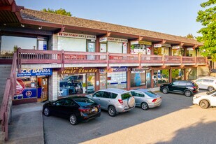 856 15th St W in North Vancouver, BC - Building Photo