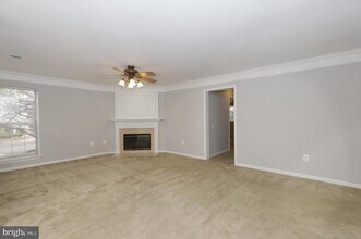 8136 Bayonet Way-Unit -102 in Manassas, VA - Foto de edificio - Building Photo