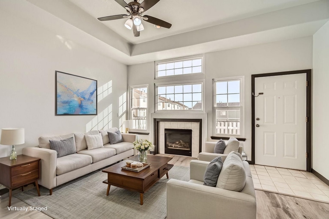 8199 Welby Rd in Denver, CO - Foto de edificio