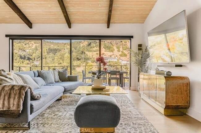 2522 Zorada Dr in Los Angeles, CA - Building Photo - Building Photo