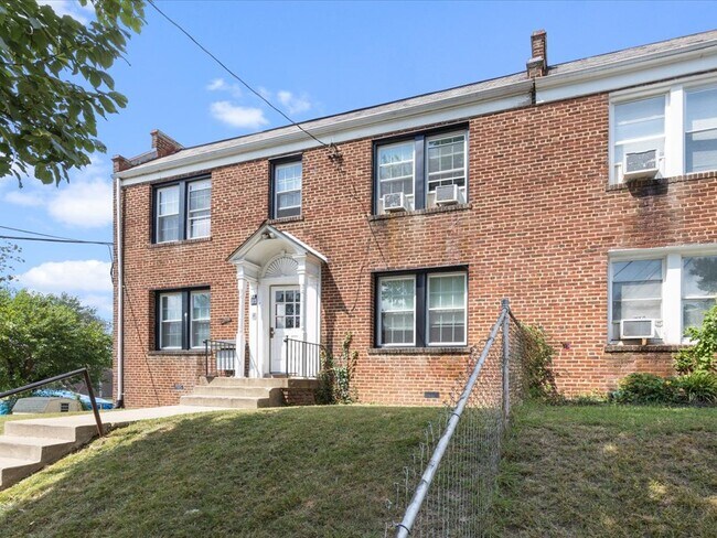 305 34th St SE, Unit 2 in Washington, DC - Building Photo - Building Photo