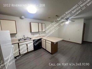 1012 Riverbend Dr in Hartford, WI - Building Photo - Building Photo