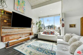 29231 Heathercliff Rd in Malibu, CA - Building Photo - Building Photo