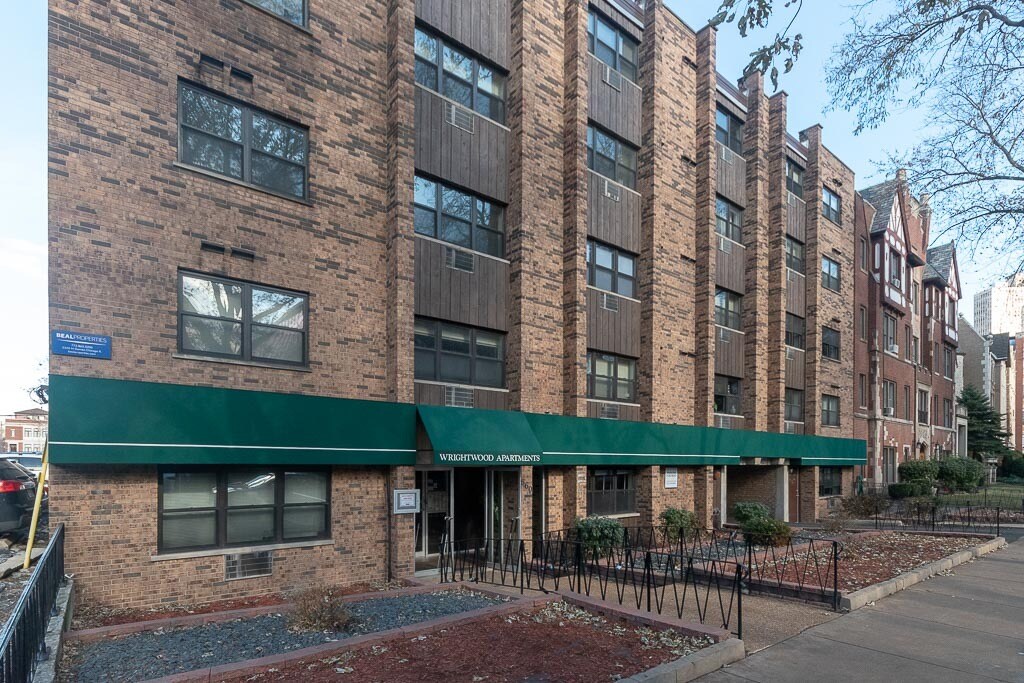659 W Wrightwood Ave, Unit J08W in Chicago, IL - Building Photo