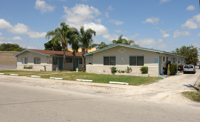 1701 NE 148th St in Miami, FL - Building Photo - Building Photo