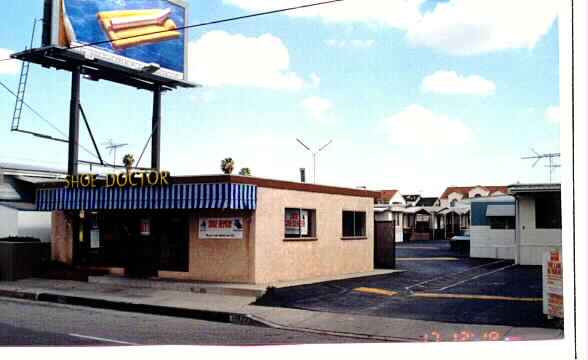 Robins Mobile Home Park in Bellflower, CA - Building Photo