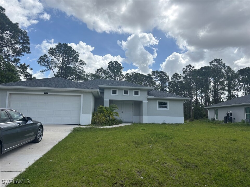 719 Anaconda Ave S in Lehigh Acres, FL - Building Photo