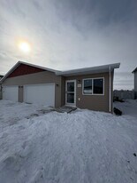 1511 47th Loop in Minot, ND - Building Photo