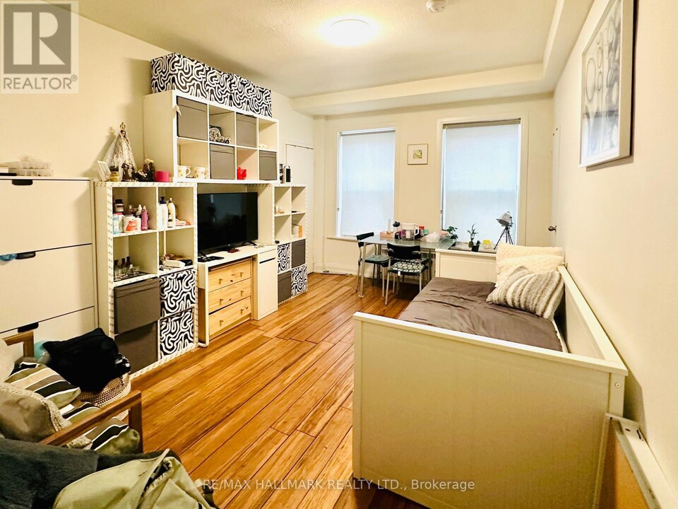 1-101 Triller Ave in Toronto, ON - Building Photo