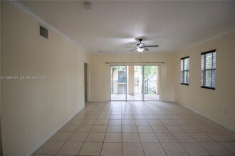2469 Centergate Dr, Unit 204 in Miramar, FL - Foto de edificio - Building Photo
