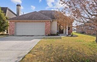 300 Overbrook Dr in Broussard, LA - Building Photo
