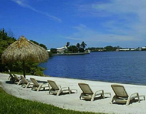 800 Scotia Dr-Unit -305 in Hypoluxo, FL - Building Photo