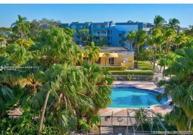 9365 Fontainebleau Blvd, Unit E231 in Miami, FL - Building Photo - Building Photo