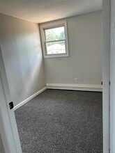 27 Willoughby Pl in West Islip, NY - Foto de edificio - Building Photo