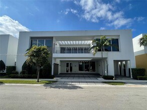 10250 NW 74th Ter in Doral, FL - Building Photo - Building Photo