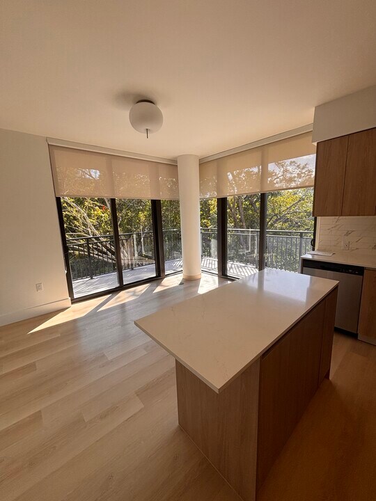 2596 NE 182nd Ter, Unit A2 in North Miami Beach, FL - Foto de edificio