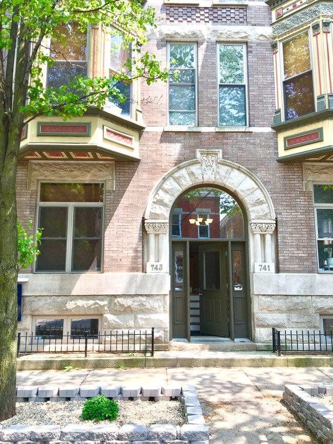 property at 743 N Wolcott Ave