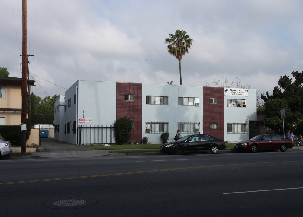 6737 Woodman Ave in Van Nuys, CA - Building Photo