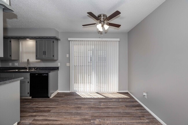 Pine Creek Apartments in Wichita, KS - Foto de edificio - Interior Photo