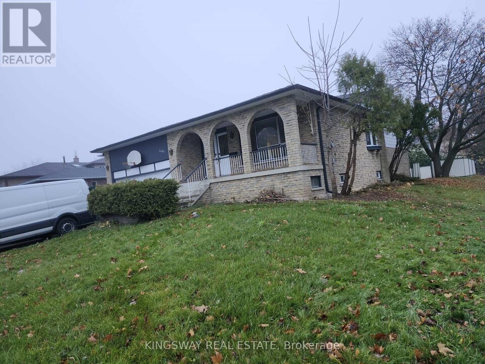 2401 Amblecote Ln in Burlington, ON - Building Photo