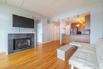 657 W Fulton St, Unit 609 in Chicago, IL - Building Photo - Building Photo