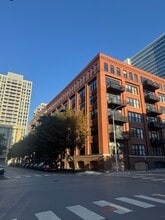 525 W Superior St, Unit 322 in Chicago, IL - Building Photo - Building Photo