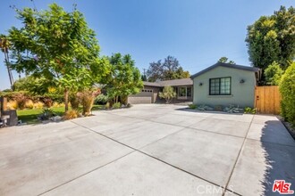 16446 Moorpark St in Los Angeles, CA - Foto de edificio - Building Photo