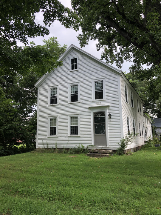 130 West St in Hadley, MA - Foto de edificio