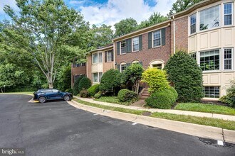 6867 Williamsburg Pond Ct in Falls Church, VA - Building Photo - Building Photo