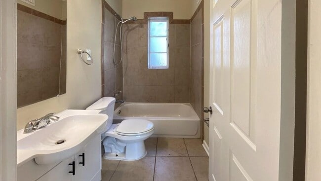 3240 N Waynoka Cir in Memphis, TN - Building Photo - Building Photo