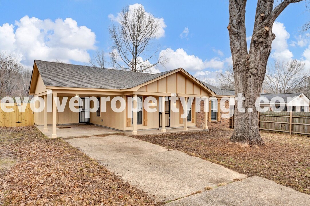 3298 Cedar Springs Dr in Memphis, TN - Building Photo