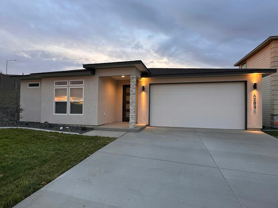 6694 W 24th Ave in Kennewick, WA - Building Photo