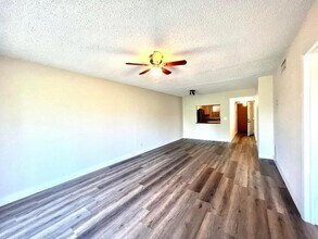 120 Sparrow Dr, Unit 302 in Royal Palm Beach, FL - Foto de edificio - Building Photo