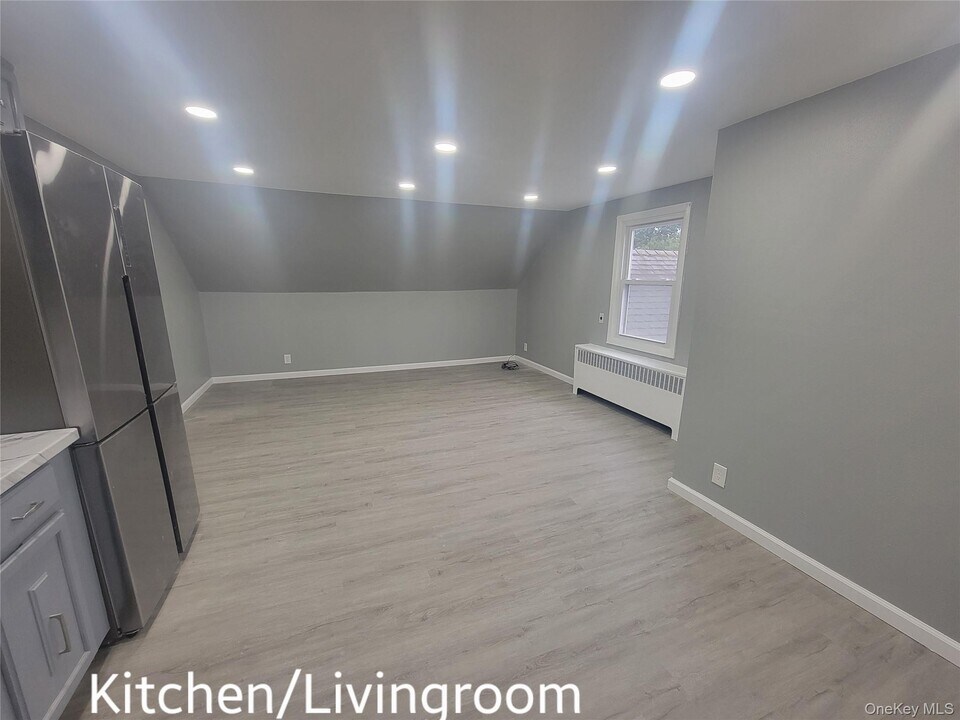 73 Longshore St in Bay Shore, NY - Building Photo