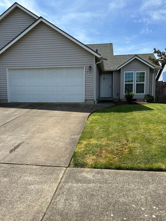 938-940-940 Boardwalk Ave NE in Keizer, OR - Building Photo