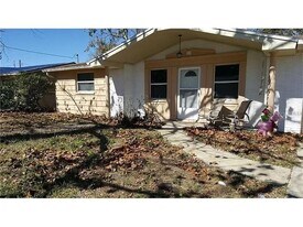 7325 Coventry Dr in Port Richey, FL - Building Photo