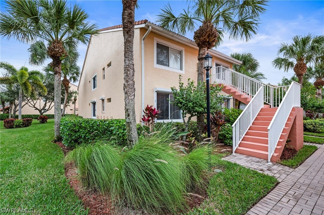 2395 Bayou Ln in Naples, FL - Building Photo